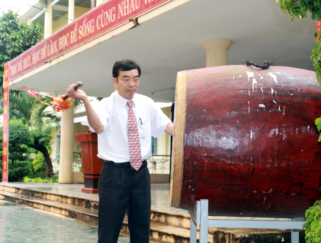 Hiệu trưởng Trường THPT Chu Văn An Phan Văn Tô đánh trống khai giảng năm học mới.