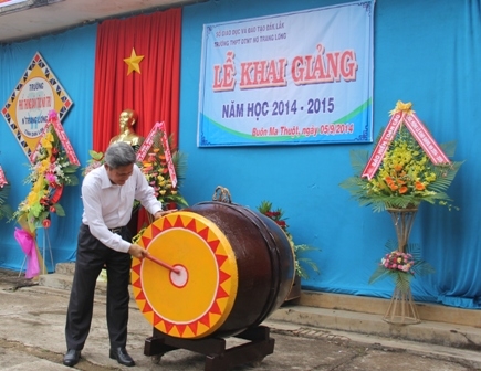 Đồng chí Lữ Ngọc Cư, Ủy viên Ban Chỉ đạo Tây Nguyên đánh trồng khai giảng năm học mới