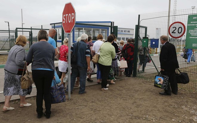 Người dân Ukraine vượt qua biên giới để xin tị nạn tại Nga (Nguồn: Reuters)