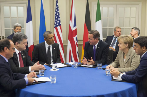 Lãnh đạo các nước Mỹ, Anh, Pháp, Đức, Italy và Ukraine họp riêng trước khi khai mạc hội nghị NATO - Ảnh: AFP