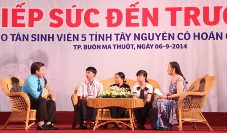 Giao lưu với phụ huynh, tân sinh viên có hoàn cảnh khó khăn được nhận học bổng năm 2014