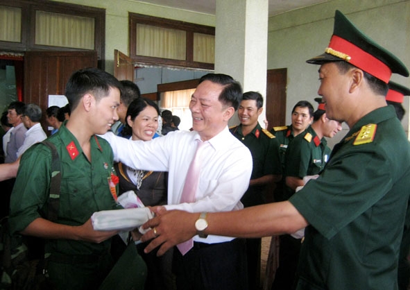 Sáng 6-9, huyện Cư Kuin đã tổ chức lễ giao nhận quân đợt 2-2014, với 150 thanh niên lên đường thực hiện nghĩa vụ quân sự.