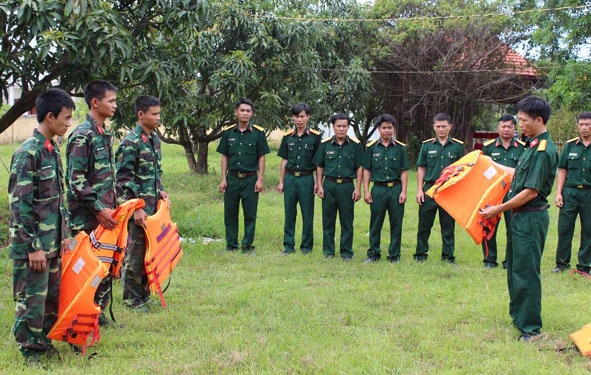 Ban CHQS huyện Ea Súp tập huấn cho cán bộ, chiến sĩ đơn vị  cách mặc áo phao cứu hộ, cứu nạn.