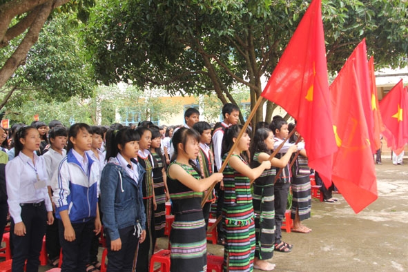 Học sinh Trường THPT Dân tộc nội trú Nơ Trang Lơng thực hiện nghi lễ chào cờ  tại  Lễ khai giảng năm học 2014-2015.