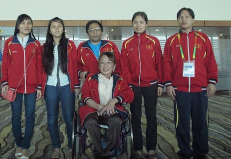 Nguyễn Thị Thảo (đầu tiên từ trái qua) cùng các vận động viên  tham gia Đại hội thể dục thể thao người khuyết tật Đông Nam Á  tại Myanmar đầu năm 2014. (Ảnh do nhân vật cung cấp)