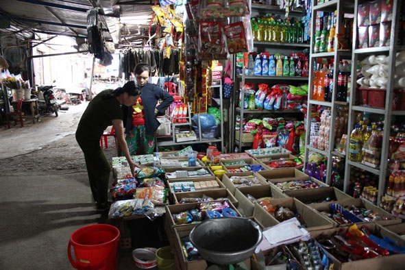 Tại chợ Ea Tyh (huyện Ea Kar), người tiêu dùng chỉ ưu tiên mua  những hàng thực phẩm thiết yếu.