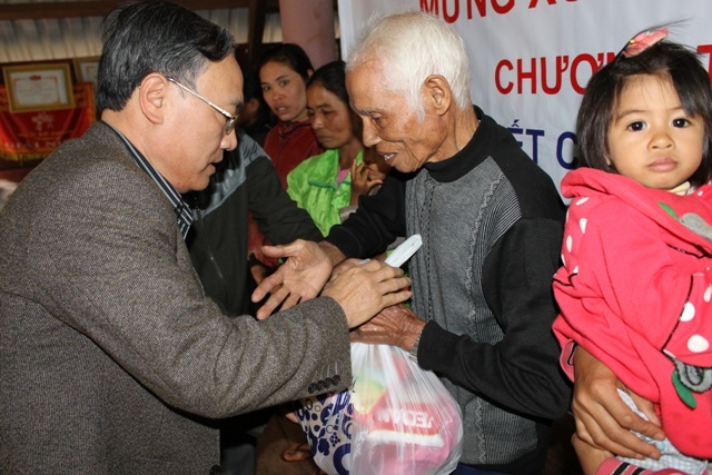 Lãnh đạo Báo Dak Lak thăm, tặng quà bà con buôn kết nghĩa Cuôr Kăp, xã Hòa Thắng (TP. Buôn Ma Thuột).    Ảnh: H.G