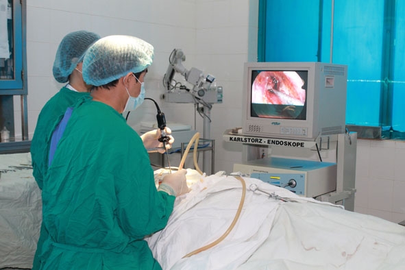 Bác sĩ Bệnh viện Đa khoa TP. Buôn Ma Thuột thực hiện một ca phẫu thuật  vá màng nhĩ qua nội soi bằng vật liệu tự thân.