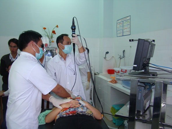 Các y bác sĩ Bệnh viện Lao và bệnh Phổi tỉnh với một ca nội soi phế quản.