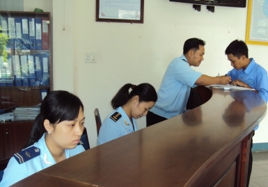 Doanh nghiệp đến liên hệ công việc tại bộ phận một cửa Cục Hải quan tỉnh Dak Lak.