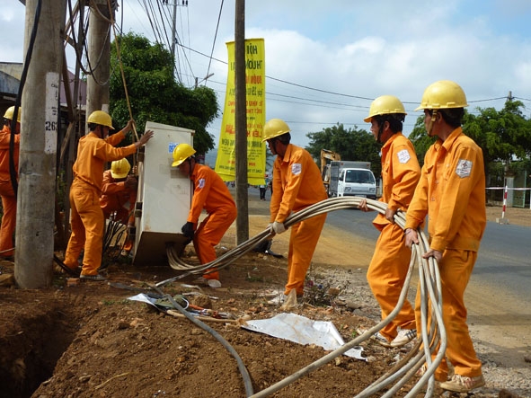 Công nhân Điện lực Dak Lak thực hiện di dời công trình hạ tầng kỹ thuật  đoạn qua thị xã Buôn Hồ.