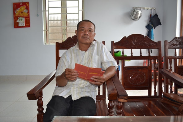 Anh Nguyễn Tấn Chờ trong căn phòng khách nhà mình.