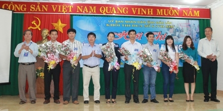 Ban Tổ chức Hội thi tặng hoa các đơn vị tham gia Hội thi.