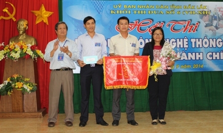 Ban Tổ chức Hội thi trao giải Nhất đồng đội