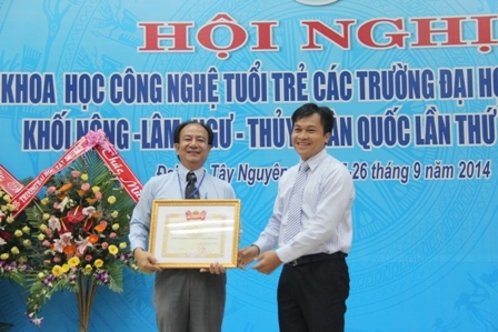 Trường Đại học Tây Nguyên vinh dự nhận Bằng khen của Trung ương Đoàn TNCS Hồ Chí  Minh 