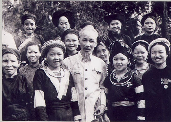 Chủ tịch Hồ Chí Minh với các đại biểu phụ nữ các dân tộc dự Đại hội Phụ nữ toàn quốc   lần thứ 2.                                                                                                                    Ảnh: Tư liệu