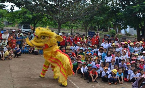 CLB Hành trình đỏ Dak Lak biểu diễn màn múa lân phục vụ các em thiếu nhi xã Ea Dah, huyện Krông Năng trong Chương trình “Vui hội trăng rằm – Chia sẻ yêu thương”.                                             Ảnh: T.H