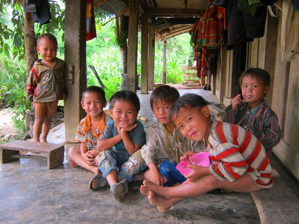 Những đứa trẻ thôn Cư Rang tự chơi đùa, chăm sóc nhau để bố mẹ lên nương rẫy.