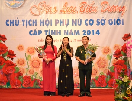 Bà Nguyễn Thị Kim Thoa, Chủ tịch Hội LHPN tỉnh trao Kỷ niệm chương cho 2 đồng chí lãnh đạo cấp tỉnh