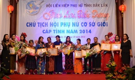 Ban tổ chức tặng giấy khen cho Chủ tịch Hội phụ nữ cơ sở giỏi