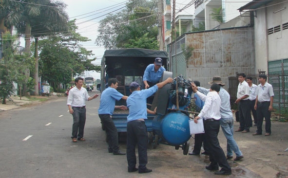 Chi cục Thuế TP. Buôn Ma Thuột tổ chức cưỡng chế thuế một DN trên địa bàn.