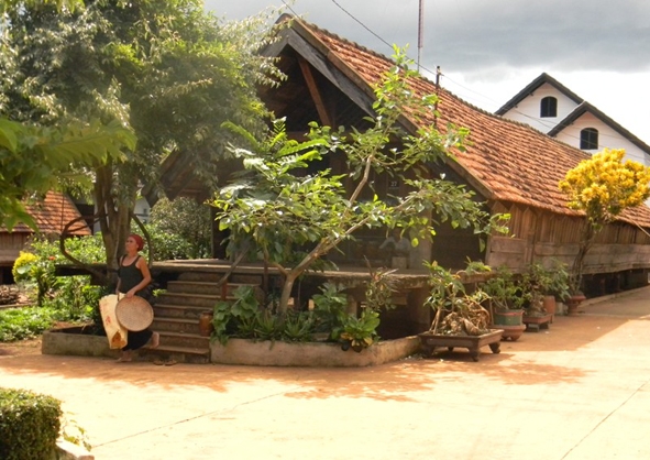Những ngôi nhà dài truyền thống ở buôn Akô D’hông (phường Tân Lợi, TP. Buôn Ma Thuột) được bảo tồn gìn giữ  là điểm đến tham quan của du khách.                                                                                                  Ảnh: Đ.Đ