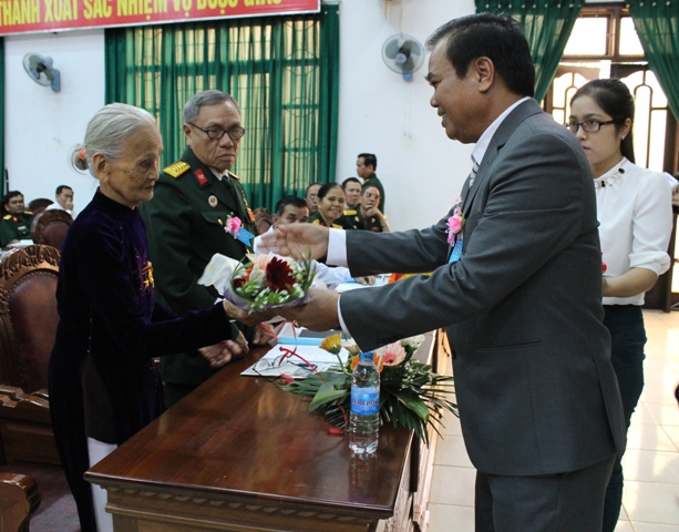 Phó Bí thư Tỉnh ủy Êban Y Phu tặng hoa Mẹ Việt Nam Anh hùng Nguyễn Thị Lửa và Anh hùng Lao động Lê Xuân Bá tại Đại hội.