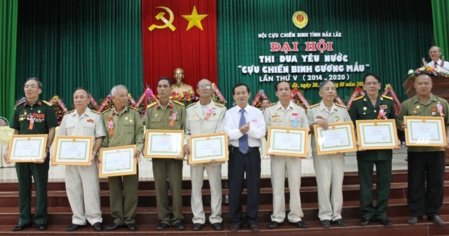 Phó Chủ tịch UBND tỉnh Đinh Văn Khiết trao bằng khen của UBND tỉnh tặng các cá nhân CCB tiêu biểu trong phong trào thi đua.