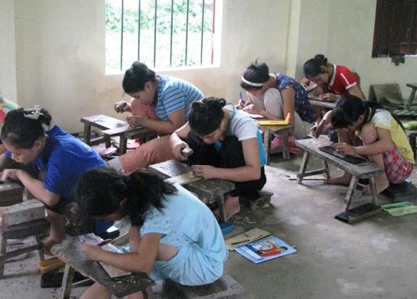 Các học viên đang chăm chỉ học nghề chạm khắc gỗ tại một cơ sở dạy nghề trên địa bàn huyện Cư M’gar.