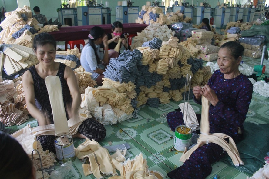 Cơ sở dệt may tất (vớ) Mai Hoàn ở tổ dân phố 10,  phường Khánh Xuân (TP. Buôn Ma Thuột) đã góp phần tạo việc làm  thường xuyên cho nhiều lao động trên địa bàn.
