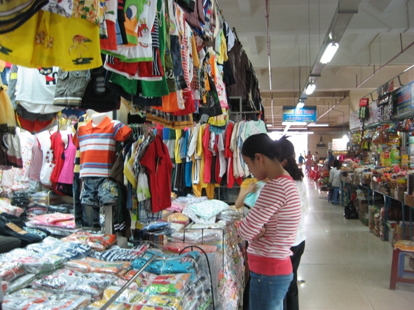 Nhiều mặt hàng tại chợ không được niêm yết giá khiến người mua khó biết được giá trị thật của món hàng. Trong ảnh: Khách hàng mua sắm tại chợ Trung tâm Buôn Ma Thuột.