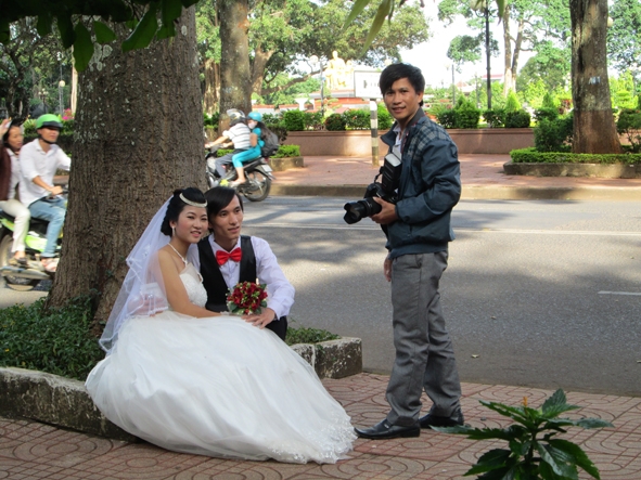 Tạo kiểu hình cưới trong một cảnh chụp trên đường Lê Duẩn, TP. Buôn Ma Thuột.