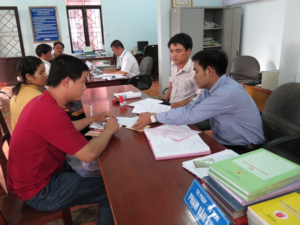 Thực hiện tốt công tác cải cách hành chính là một trong những nội dung phấn đấu,  học tập và làm theo lời Bác của cán bộ UBND thị trấn Quảng Phú.