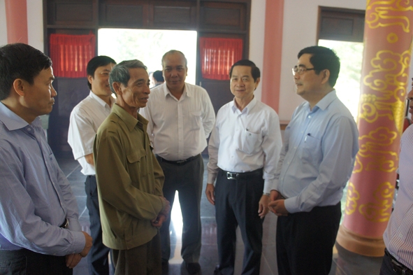 -	Bộ trưởng Bộ NN - PTNT Cao Đức Phát (người đeo kính) đang trò chuyện với người dân xã Hòa Thuận.