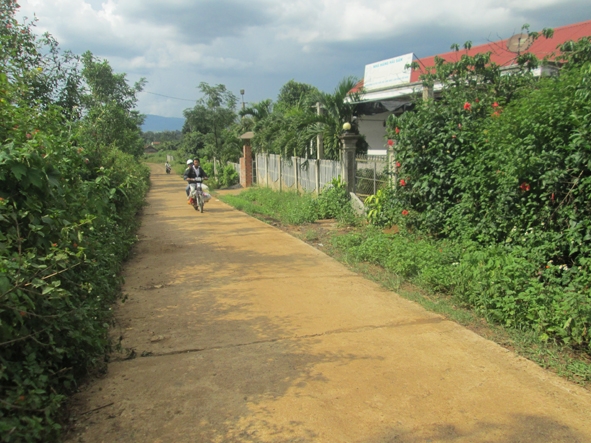 Con đường liên thôn thôn 9 xã Ea Riêng vừa được hoàn thành từ sự chung sức của bà con trong thôn.