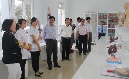 Đoàn công tác của Bộ GD-ĐT kiểm tra cơ sở vật chất của Trường Đại học Buôn Ma Thuột