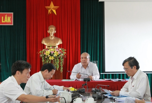 Phó Chủ tịch UBND tỉnh Y Dhăm Ênuôl phát biểu tại cuộc họp.