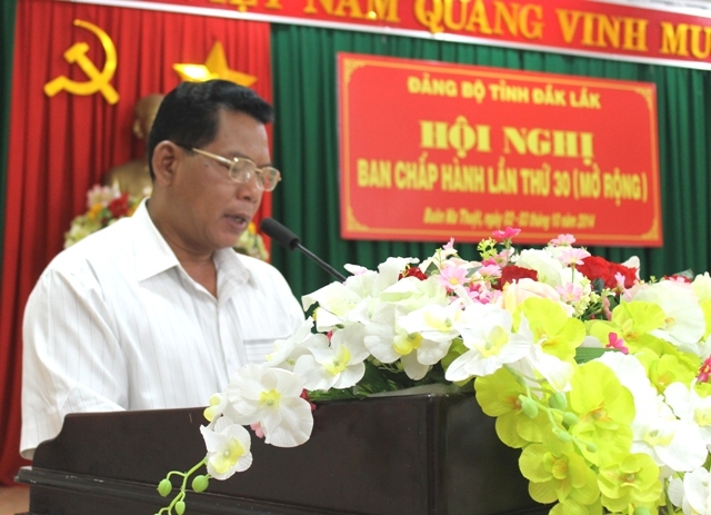 Bí thư Tỉnh ủy, Chủ tịch HĐND tỉnh Niê Thuật phát biểu khai mạc hội nghị.
