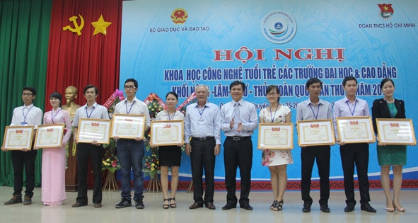 Trung ương Đoàn TNCS Hồ Chí Minh tặng  Bằng khen cho các  cá nhân, nhóm  tác giả đoạt giải Nhất Hội nghị Khoa học - Công nghệ tuổi trẻ  các trường ĐH, CĐ  Khối Nông-Lâm-Ngư-Thủy  toàn quốc lần thứ 6 - năm 2014.