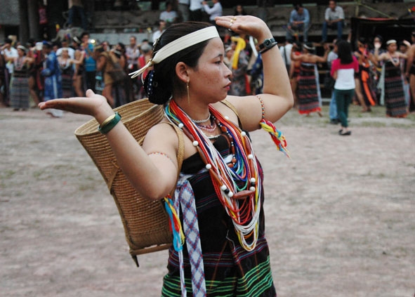 Thiếu nữ Cơ Tu đang múa điệu Ya Yá trong lễ hội với những vòng chuỗi đầy màu sắc trên cổ.