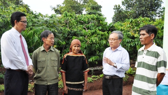 Tổng Biên tập Báo Dak Lak Nguyễn Văn Phú đang cùng đại diện Công ty Prudential và Ban tự quản 