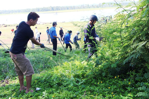 Thanh niên tham gia làm vệ sinh môi trường khu vực hồ Ea Kao, xã Ea Kao (TP. Buôn Ma Thuột).