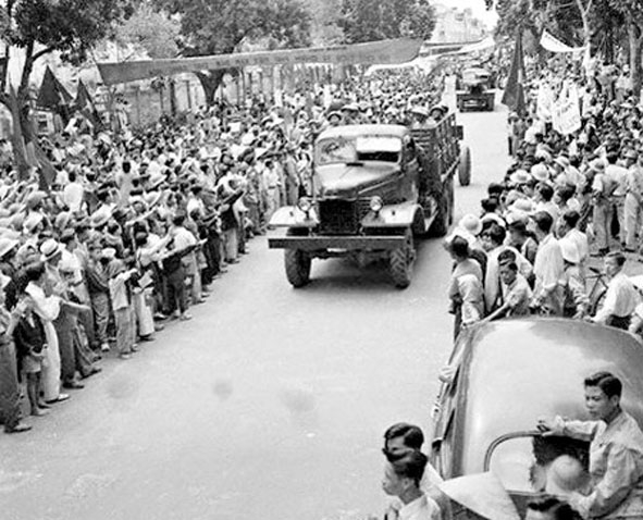 Đoàn quân từ chiến khu trở về, giải phóng Thủ đô năm 1954. Ảnh: T.L