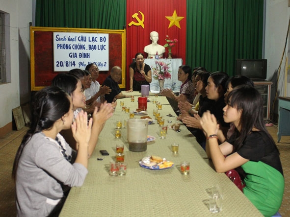 Một buổi sinh hoạt của Câu lạc bộ Phòng, chống bạo lực gia đình  ở tổ dân phố 2, phường Thành Công.