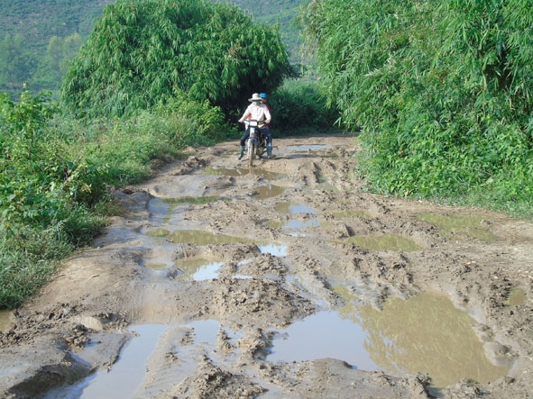 Đường vào thôn Noh Prông đang bị hư hỏng nặng, gây khó khăn cho người dân địa phương trong việc đi lại.