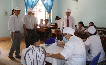 Phó Bí thư Thường trực Tỉnh ủy Êban Y Phu  và lãnh đạo các sở, ngành của tỉnh thăm bàn khám sàng lọc trước tiêm của điểm tiêm thực hành tại trường THCS Tân Lợi.