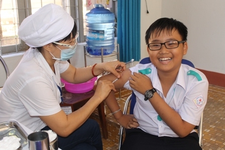 Tiêm vắc xin Sởi - Rubella cho trẻ ngay sau lễ phát động. 