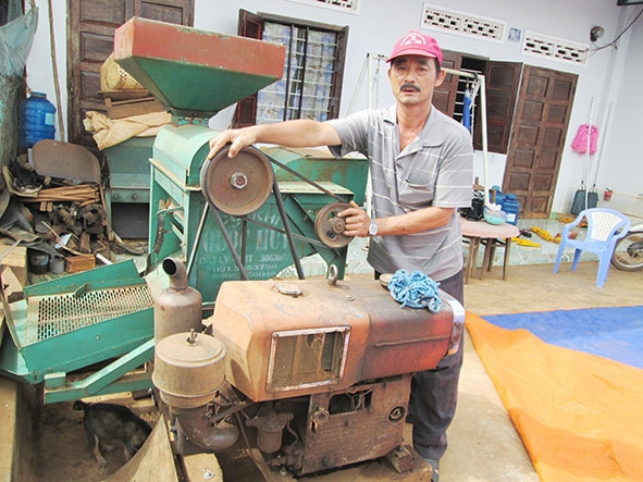 Ông Phạm Ngọc An đang chuẩn bị máy tách vỏ cà phê khô, sẵn sàng cho vụ thu hoạch.