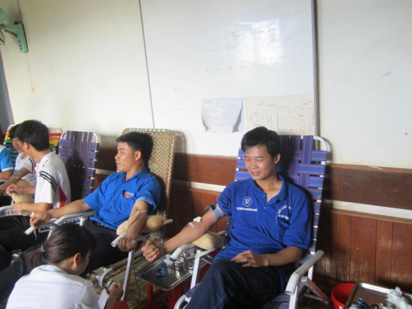 Sinh viên Trường Cao đẳng Nghề thanh niên dân tộc Tây Nguyên tham gia hiến máu tình nguyện.