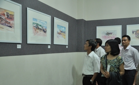 Bình quân một ngày có khoảng 100 lượt người đến thưởng lãm tranh của họa sĩ Lê Vấn